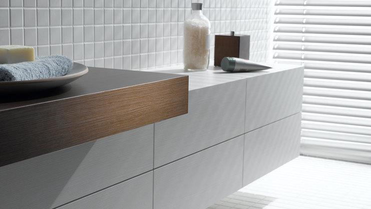 Waschtischunterschrank Detailaufnahme Detailaufnahme eines weißen Waschtischunterschrankes mit dunkler Waschtischplatte