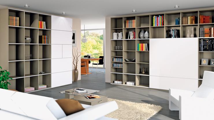 Wohnraumimpression mit Einbauregalen Wohnraumimpression mit Einbauregalen und weißen Schranktüren in Kombination mit weißem Sofa